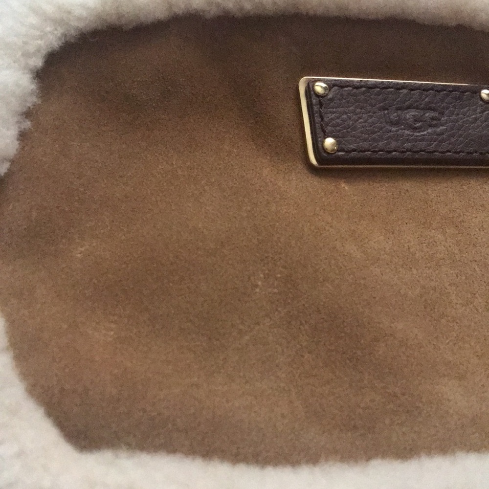 UGG Sheldon Crossbody has tags sheepskin suede 9.5 x 6.. flaws but never used - Picture 8 of 17